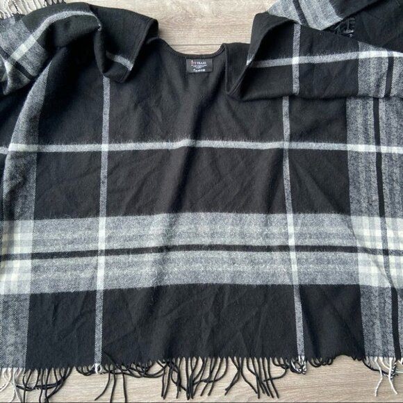 V. FRAAS Made in Germany Plaid Shawl - Picture 7 of 12